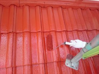 モニエル瓦の塗装工事の様子